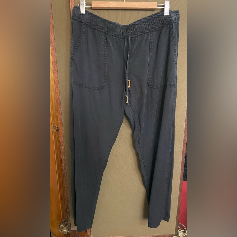 Tentree Colwood Pant Black Tencel
Relaxed Fit | Medium